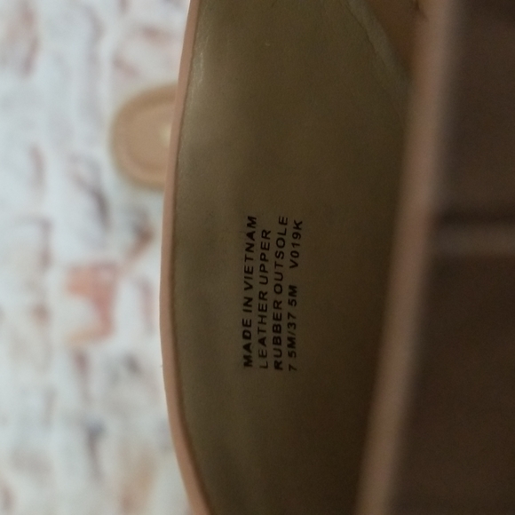 New Michael Kors Linden Croc-Embossed Sandals - Picture 8 of 13